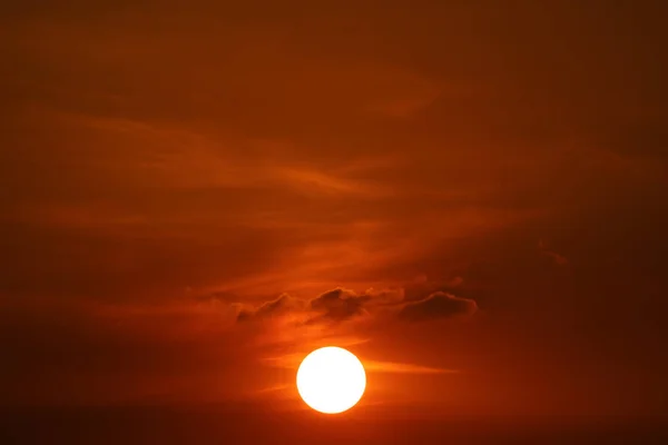 日落在深红色橙色的天空回软夜云在空间 — 图库照片