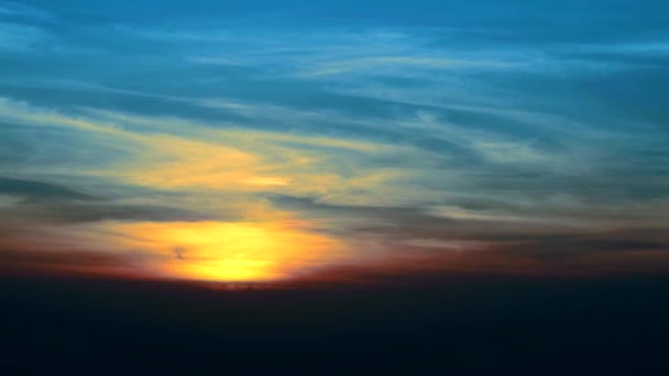 Lassú panoráma naplemente felhő kék ég idő megszűnik — Stock videók
