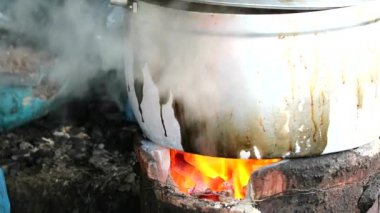 Kömür sobayı kullanarak pişirme kırsal insanların bir yoludur1