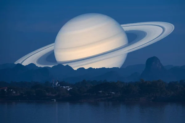 Сатурн планеты обратно силуэт реки и горный inght небо backg — стоковое фото