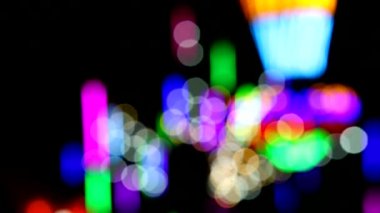 gece pazarı fuarında haddeleme ışık ve siluet insanlar renkli