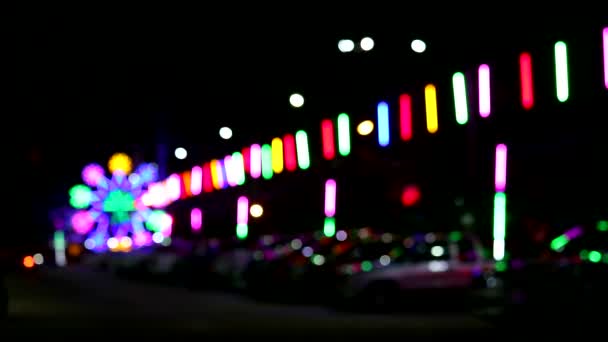 Desenfoque luz de neón y silueta de coches y personas en el mercado nocturno zona de aparcamiento justo — Vídeo de stock