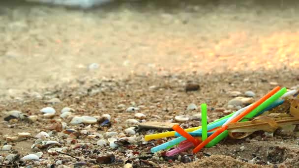 Zonsondergang Zee Met Veel Stro Zijn Achtergelaten Het Strand Golven — Stockvideo