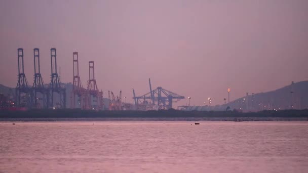 Silhouet vissersboot en kraan van zeehaven werk achtergrond — Stockvideo