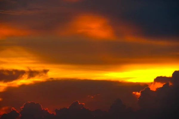 Nuage de flamme coloré coucher de soleil sur la mer et le rayon ciel coloré — Photo