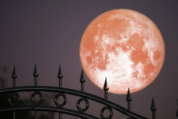 Клубничная луна на ночном небе назад силуэт из нержавеющей стали iro — стоковое фото