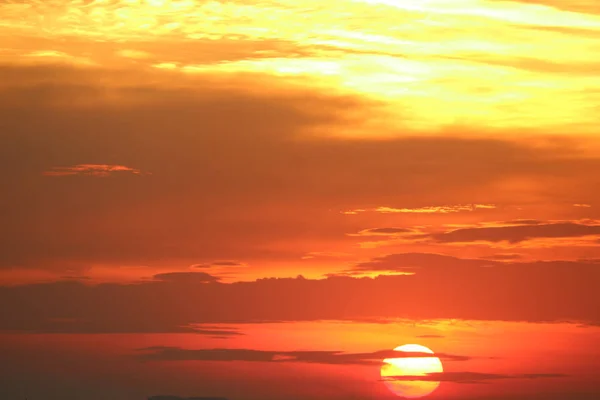 Pôr do sol no céu vermelho laranja de volta suave nuvem de noite sobre o horizonte se — Fotografia de Stock