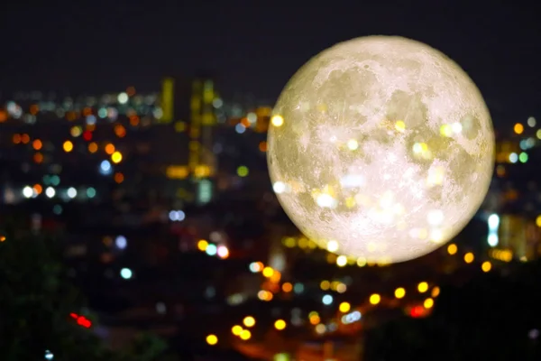 Super Super full Harvest Moon på natthimlen och reflektion ljus — Stockfoto