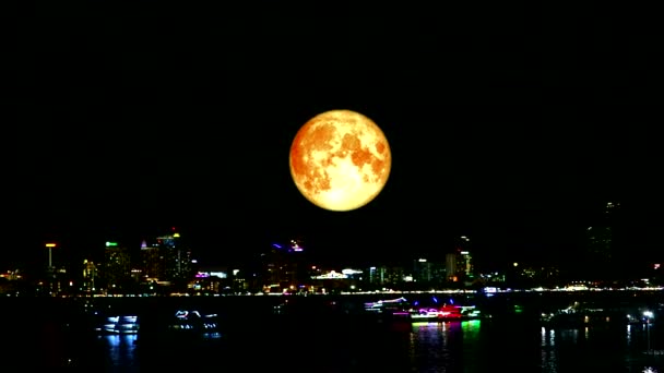 Luna di sangue su colorato della città di notte e la luce della barca in mare — Video Stock