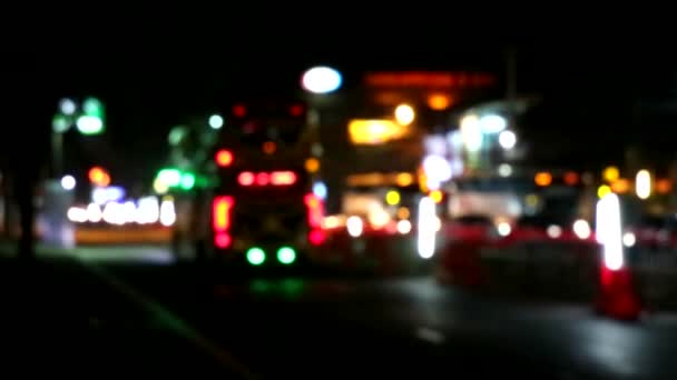 Onarım ve bakım sokak ve güç eletrik hat ve kablo yeraltı 2 sırasında bariyer üzerinde bulanık gece ışığı — Stok video