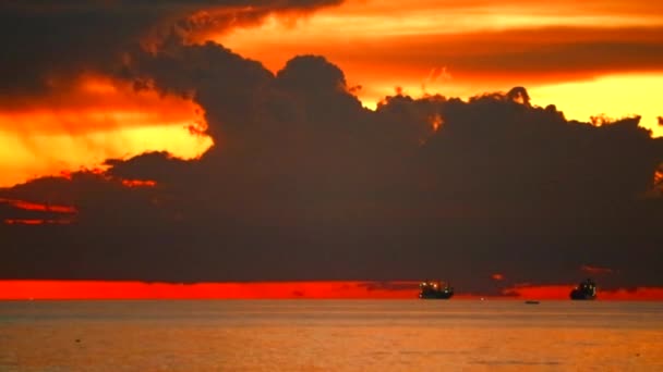 Sunset back silhouette red cloud flame sky on the sea — Stock Video