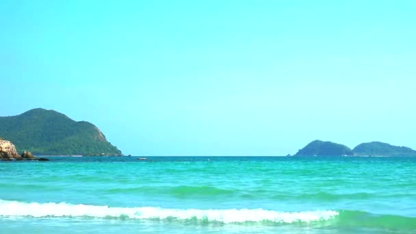 Onda mossa per isola spiaggia e sfondo cielo chiaro — Video Stock