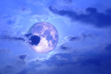 gece gökyüzünde siluet yığın bulut geri doluçilek ay