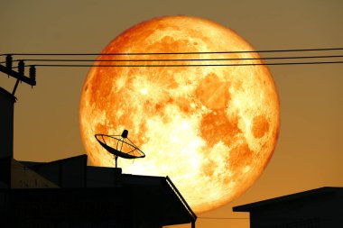 gece gökyüzü geri uydu çanak o süper tam hasat kan ay