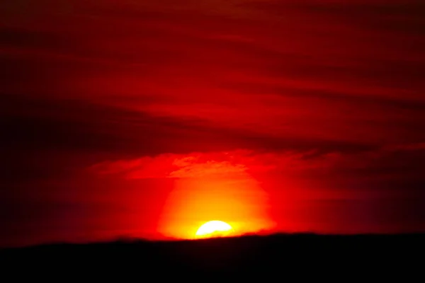 Nuvem amontoada de pôr-do-sol no céu tropical e laranja nuvem macia — Fotografia de Stock