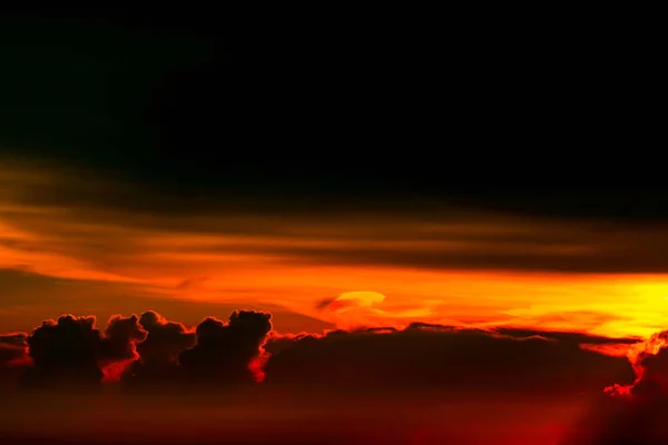 Lever de soleil coloré sur silhouette nuage ciel bateau de pêche et île — Photo