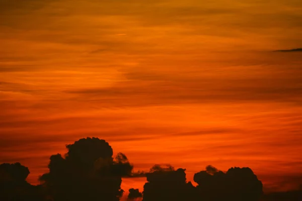 Nuvem de laranja do por do sol multicolor e sol no céu — Fotografia de Stock
