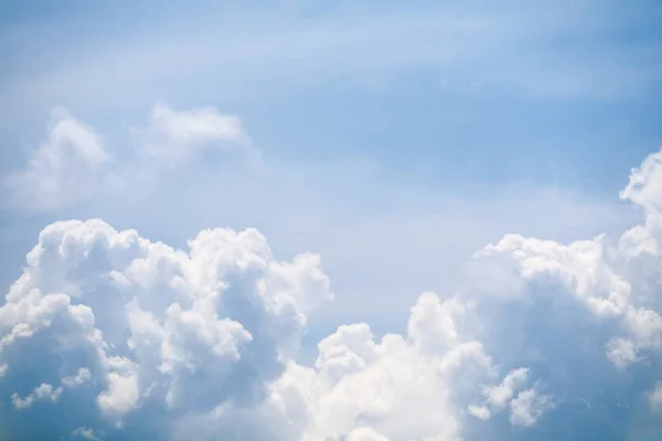 Verão céu azul nuvem macia branco enorme heap nuvem sol — Fotografia de Stock