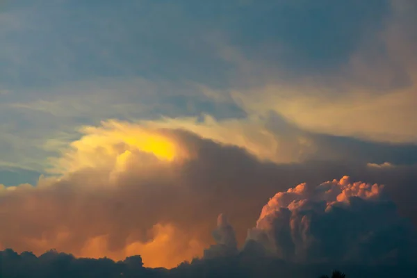 Pôr do sol nuvem laranja sol no céu escuro nuvem macia — Fotografia de Stock