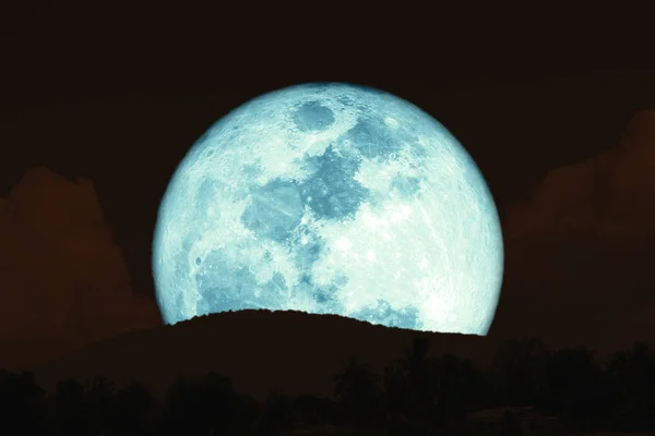 Super luna de cosecha llena en el cielo nocturno volver silueta montaña — Foto de Stock