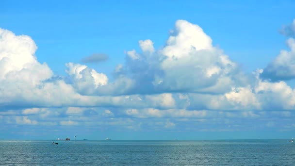 เรือประมงขับรถในทะเลและท้องฟ้าสีฟ้าบริสุทธิ์พื้นหลังเมฆสีขาว — วีดีโอสต็อก