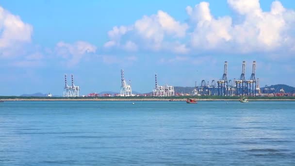 Panning puerto marítimo y estacionamiento de barcos de pesca en el mar y aves que vuelan cielo azul nube blanca — Vídeo de stock