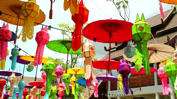 Lámparas de arte arco iris en el norte de Tailandia colgando en la decoración de alambre de metal al aire libre1 — Vídeos de Stock
