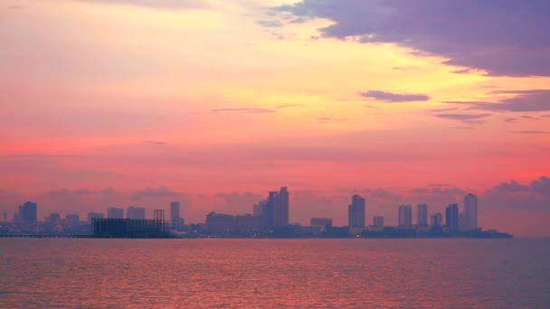 夕日オレンジ色の雲とシルエット海と都市の背景に放棄パビリオン寺院 — ストック動画