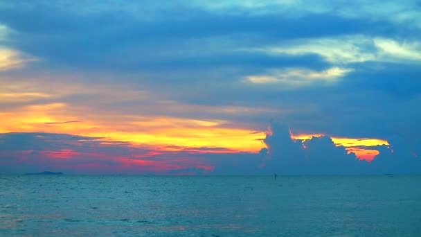 夕阳红黄五颜六色的天空和光红云移动 — 图库视频影像