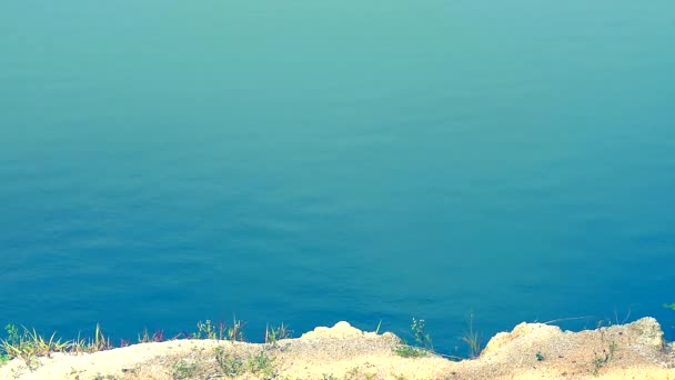 Ola de color azul en la superficie del agua en el lago — Vídeos de Stock