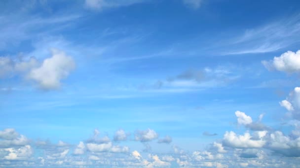 Ciel bleu et nuage blanc laps de temps et nuage doux gris se déplaçant — Video