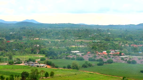 Vivre à la campagne est entouré par la nature, il existe de nombreuses zones agricoles2 — Video