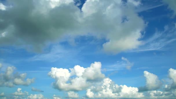 Puro céu azul claro fundo cinza e branco nuvem movendo-se pelo vento — Vídeo de Stock