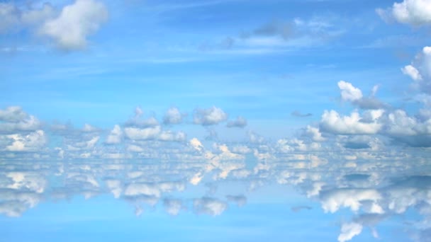 Reflejo cielo azul y nube blanca lapso de tiempo y nubes suaves grises en movimiento — Vídeos de Stock