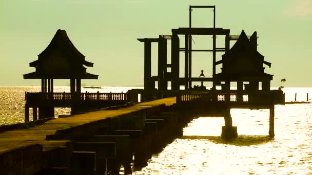 सूर्यास्त नारंगी ढग आणि समुद्रात दोन सोडून पॅव्हिलियन मंदिर — स्टॉक व्हिडिओ
