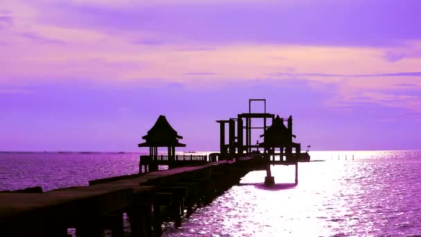 Puesta de sol cielo púrpura nube y silueta dos abandonan templo pabellón en el mar — Vídeos de Stock