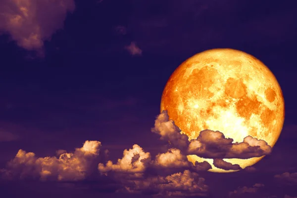 Клубничная луна крови обратно на силуэт кучи облака на закате СК — стоковое фото