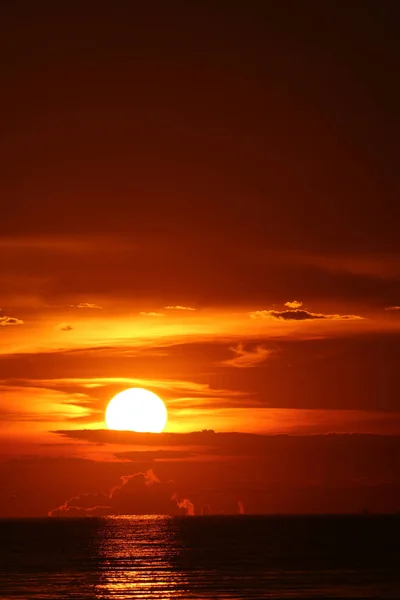 Sun dawn back on morning sky silhouette cloud on sea — Stock Photo, Image