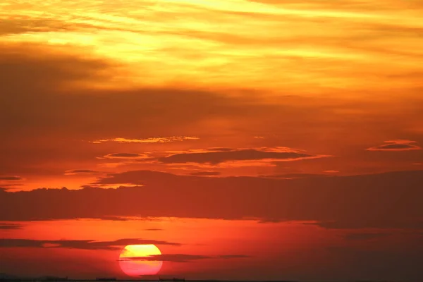 Pôr do sol no céu amarelo vermelho de volta suave nuvem de noite sobre o horizonte se — Fotografia de Stock