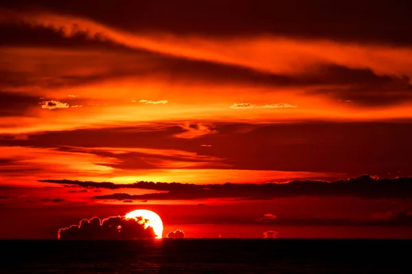 Sunset on sea last light red sky silhouette cloud — Stock Photo, Image