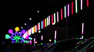 gece pazarı fuarı park alanında bulanıklık neon ışık haddeleme ve siluet araba