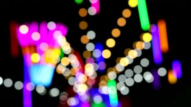 gece pazarı fuarında bokeh haddeleme ışık renkli