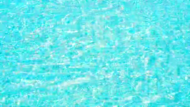Azul claro en el agua en la superficie del mar con reflejos de luz y oleaje — Vídeos de Stock