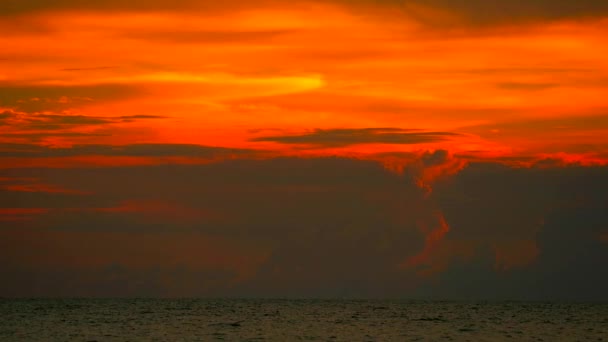 Puesta de sol cielo de color naranja oscuro y nube en movimiento — Vídeo de stock