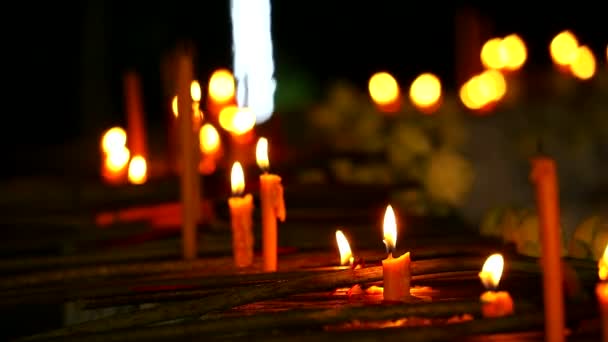 Fuego en la vela para la adoración Señor Buda y difuminar mucho fondo de la vela 1 — Vídeos de Stock