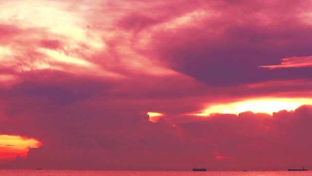 Matahari terbit nyala merah di langit dan awan merah gelap di laut — Stok Video