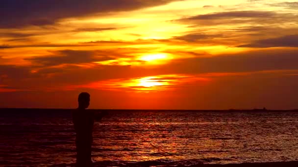 Rybáři shromažďují sítě z pláže poté, co hledají ryby a západ slunce na pozadí moře — Stock video