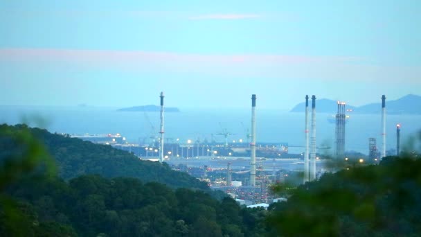 Lumière nocturne multicolore et arc-en-ciel de raffinerie de pétrole et cheminée et montagne au premier plan — Video