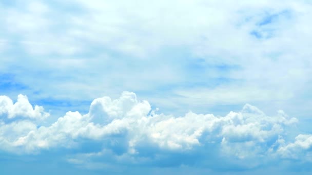 Yaz aylarında bulut hareket beyaz bulut geçmek ile saf mavi gökyüzü — Stok video