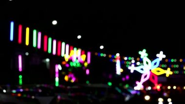 gece pazarı fuarında park alanında dönme dolap neon ışık çok renk
